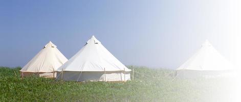 glamping Casa nel il natura. blu cielo trova verde erba. foto