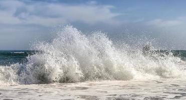 grandi onde dell'oceano contro il cielo blu. messa a fuoco selettiva foto