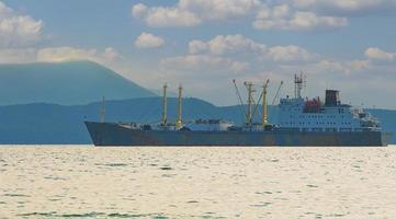 barca da pesca in grigio mattino sull'Oceano Pacifico al largo della penisola di Kamchatka foto