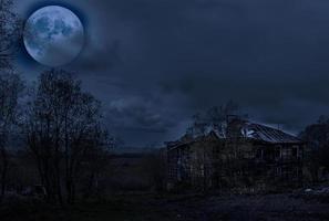 il frequentato Casa con pieno Luna foto