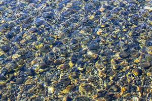 struttura trasparente chiaro acque di il fiume foto