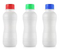opaco bianca plastica bottiglie con colorato lidone bianca sfondo foto