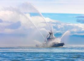 galleggiante tirare barca è spruzzatura getti di acqua foto