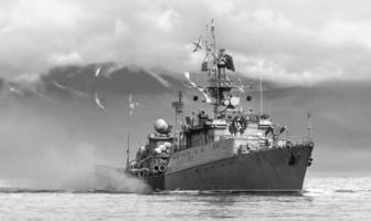 russo nave da guerra andando lungo il costa. selettivo messa a fuoco foto