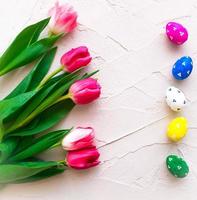contento estere. colore uova con tulipani su sfondo superiore Visualizza foto