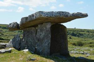 grande dolmen o portale tomba collocato nel il Burren, contea Chiara, Irlanda foto