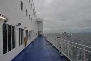 crociera nave ponte nel il sera su il mare, repubblica di Irlanda. foto