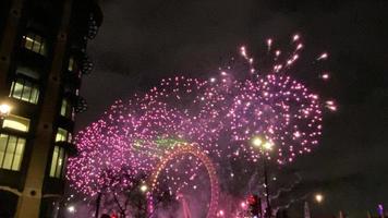 un' Visualizza di il nuovo anni vigilia fuochi d'artificio nel Londra foto