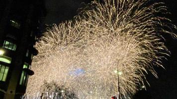 un' Visualizza di il nuovo anni vigilia fuochi d'artificio nel Londra foto