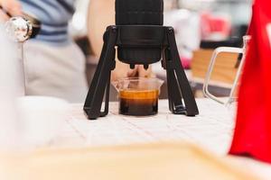 barista fabbricazione caffè espresso caffè attraverso aeropress nel bar. foto