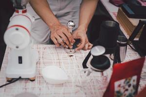 barista urgente terra caffè con manomettere preparazione caffè nel bar. foto