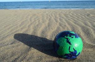 guanto su il sabbia spiaggia foto