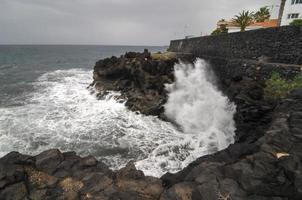 grande onde colpire il rocce foto