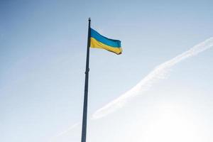 grande nazionale bandiera di Ucraina mosche nel il blu cielo. grande giallo blu ucraino stato striscione. foto