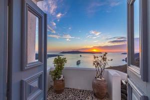 sorprendente sera Visualizza di fuoco, caldera, vulcano di santorini, Grecia con crociera navi a tramonto. nuvoloso drammatico cielo. tranquillo e ispirazione estate vacanza scenario, bellissimo mare Visualizza foto