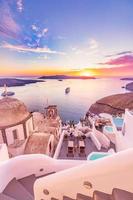 sorprendente sera Visualizza di santorini isola. pittoresco primavera tramonto su il famoso greco ricorrere fuoco, Grecia, Europa. in viaggio concetto sfondo. artistico stile inviare elaborato foto. estate vacanza foto