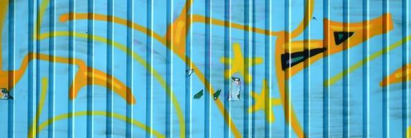 frammento di graffiti disegni. il vecchio parete decorato con dipingere macchie nel il stile di strada arte cultura. colorato sfondo struttura nel freddo toni foto