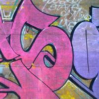 frammento di graffiti disegni. il vecchio parete decorato con dipingere macchie nel il stile di strada arte cultura. colorato sfondo struttura nel viola toni foto