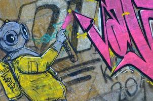 frammento di graffiti disegni. il vecchio parete decorato con dipingere macchie nel il stile di strada arte cultura. pauroso autorespiratore tuffatore foto