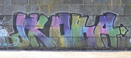 frammento di graffiti disegni. il vecchio parete decorato con dipingere macchie nel il stile di strada arte cultura. multicolore sfondo struttura foto