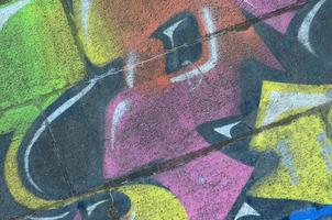 frammento di graffiti disegni. il vecchio parete decorato con dipingere macchie nel il stile di strada arte cultura. multicolore sfondo struttura foto