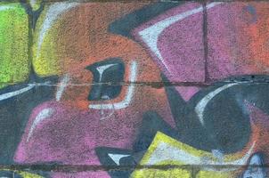 frammento di graffiti disegni. il vecchio parete decorato con dipingere macchie nel il stile di strada arte cultura. multicolore sfondo struttura foto