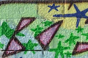 frammento di graffiti disegni. il vecchio parete decorato con dipingere macchie nel il stile di strada arte cultura. colorato sfondo struttura nel verde toni foto