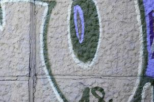 frammento di graffiti disegni. il vecchio parete decorato con dipingere macchie nel il stile di strada arte cultura. colorato sfondo struttura nel viola toni foto