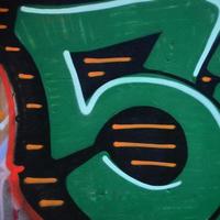 frammento di graffiti disegni. il vecchio parete decorato con dipingere macchie nel il stile di strada arte cultura. colorato sfondo struttura nel verde toni foto