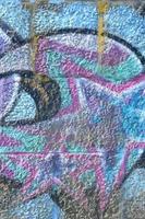 frammento di graffiti disegni. il vecchio parete decorato con dipingere macchie nel il stile di strada arte cultura. colorato sfondo struttura nel viola toni foto