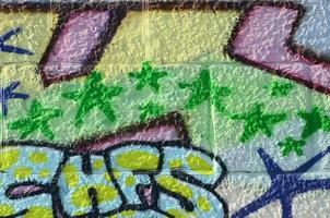 frammento di graffiti disegni. il vecchio parete decorato con dipingere macchie nel il stile di strada arte cultura. colorato sfondo struttura nel verde toni foto