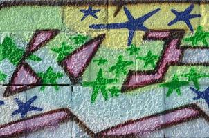 frammento di graffiti disegni. il vecchio parete decorato con dipingere macchie nel il stile di strada arte cultura. colorato sfondo struttura nel verde toni foto