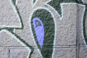 frammento di graffiti disegni. il vecchio parete decorato con dipingere macchie nel il stile di strada arte cultura. colorato sfondo struttura nel viola toni foto