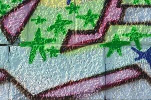 frammento di graffiti disegni. il vecchio parete decorato con dipingere macchie nel il stile di strada arte cultura. colorato sfondo struttura nel verde toni foto