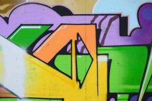 frammento di graffiti disegni. il vecchio parete decorato con dipingere macchie nel il stile di strada arte cultura. multicolore sfondo struttura foto