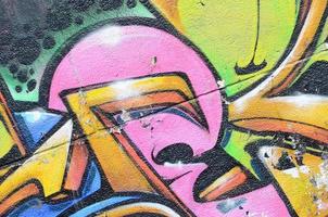 frammento di graffiti disegni. il vecchio parete decorato con dipingere macchie nel il stile di strada arte cultura. multicolore sfondo struttura foto