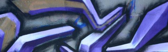 frammento di graffiti disegni. il vecchio parete decorato con dipingere macchie nel il stile di strada arte cultura. colorato sfondo struttura nel viola toni foto