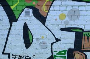 frammento di graffiti disegni. il vecchio parete decorato con dipingere macchie nel il stile di strada arte cultura. colorato sfondo struttura nel verde toni foto