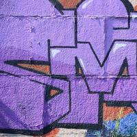 frammento di graffiti disegni. il vecchio parete decorato con dipingere macchie nel il stile di strada arte cultura. colorato sfondo struttura nel viola toni foto