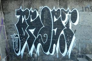 frammento di graffiti disegni. il vecchio parete decorato con dipingere macchie nel il stile di strada arte cultura. colorato sfondo struttura foto