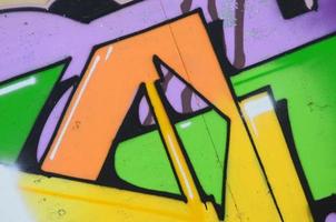 frammento di graffiti disegni. il vecchio parete decorato con dipingere macchie nel il stile di strada arte cultura. multicolore sfondo struttura foto