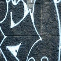 frammento di graffiti disegni. il vecchio parete decorato con dipingere macchie nel il stile di strada arte cultura. colorato sfondo struttura foto