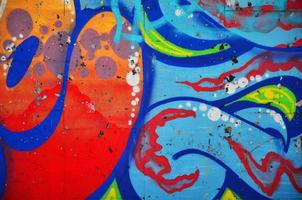 frammento di un vecchio colorato graffiti disegno su il parete. sfondo Immagine come un illustrazione di strada arte, vandalismo e parete pittura con aerosol dipingere foto