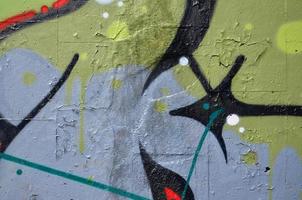 frammento di un vecchio colorato graffiti disegno su il parete. sfondo Immagine come un illustrazione di strada arte, vandalismo e parete pittura con aerosol dipingere foto