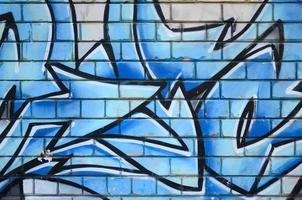 frammento di graffiti disegni. il vecchio parete decorato con dipingere macchie nel il stile di strada arte cultura. colorato sfondo struttura foto