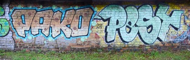 pieno e acompiuto graffiti opera d'arte. il vecchio parete decorato con dipingere macchie nel il stile di strada arte cultura. colorato sfondo struttura foto