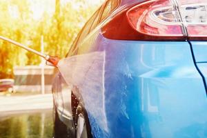 pulizia auto con alto pressione acqua a auto lavare stazione foto