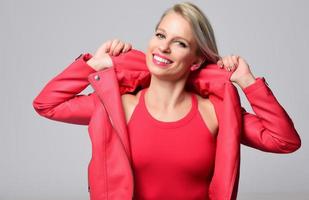 bionda di moda sorridente donna indossare moderno Accessori in posa nel studio foto