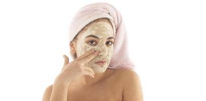 bellezza procedure pelle cura concetto. giovane donna l'applicazione facciale fango argilla maschera per sua viso foto