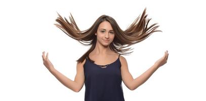 foto ritratto di sognante ragazza con lungo brunetta capelli volante godendo vento sorridente